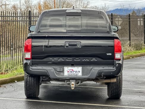 Used 2017 Toyota Tacoma TRD Sport image 5