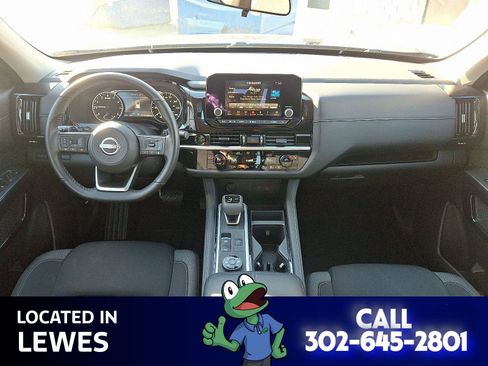 Used 2025 Nissan Pathfinder SV w/ SV Premium Package image 11