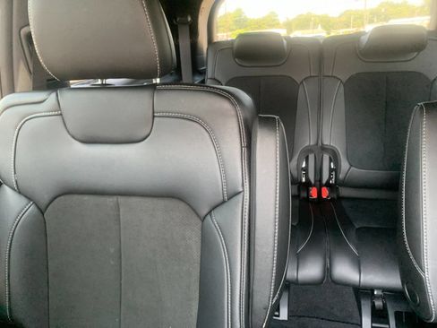 Used 2025 Jeep Grand Cherokee L Altitude AWD/4WD image 19