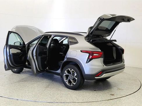 Used 2024 Chevrolet Trax LT w/ Driver Confidence Package FWD image 11