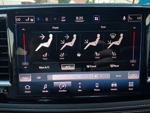 Used 2022 Chrysler Pacifica Limited AWD/4WD image 19