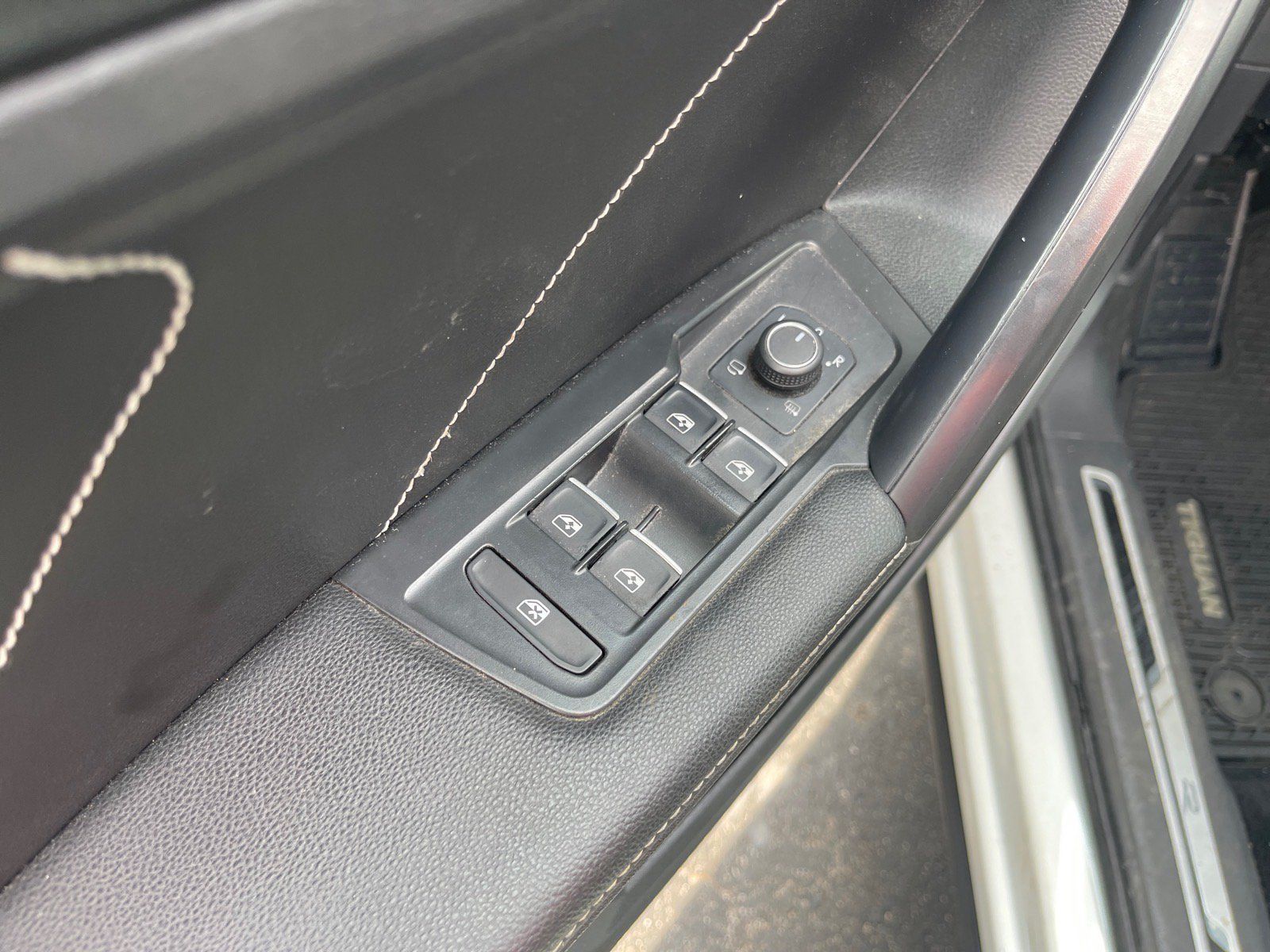 Used 2023 Volkswagen Tiguan SEL R-Line AWD/4WD image 8