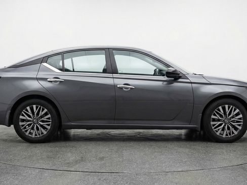 Used 2025 Nissan Altima 2.5 SV image 11