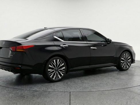 Used 2025 Nissan Altima 2.5 SV FWD image 9