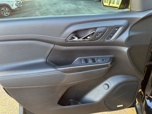 Certified 2023 GMC Acadia SLT w/ Preferred Package image 18