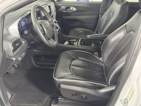Used 2025 Chrysler Pacifica Limited FWD image 21