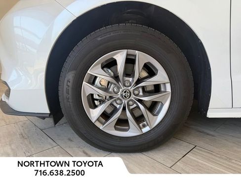 Used 2025 Toyota Sienna XLE w/ XLE Plus Package FWD image 6