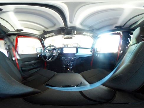 Used 2025 Jeep Wrangler Sahara image 41