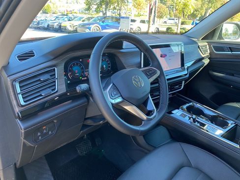 Used 2025 Volkswagen Atlas SEL image 10