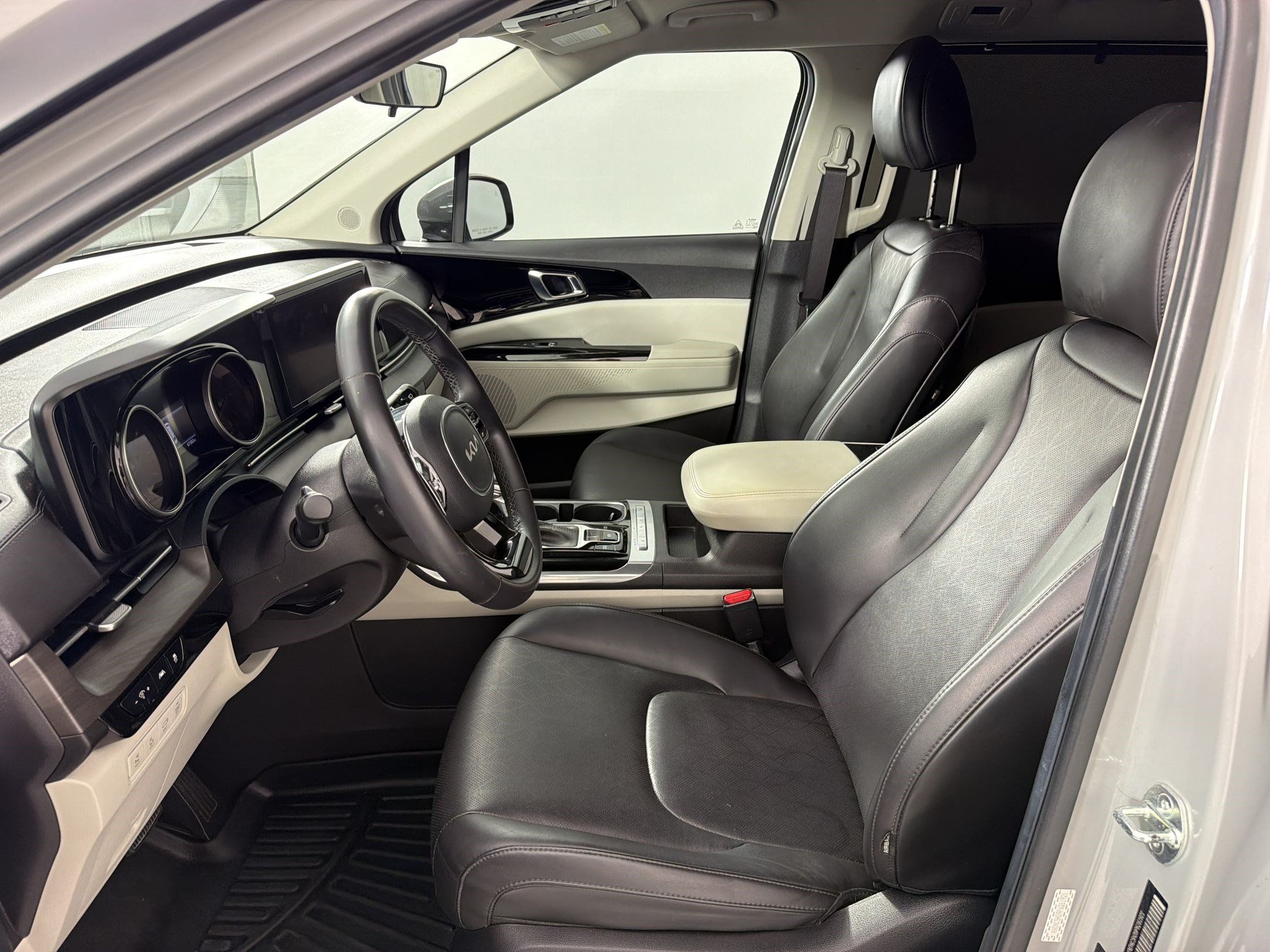 Used 2023 Kia Carnival EX FWD image 5