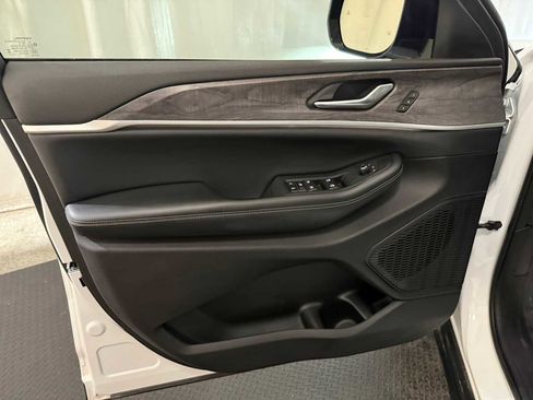 Used 2023 Jeep Grand Cherokee Limited w/ Black Appearance Package image 20