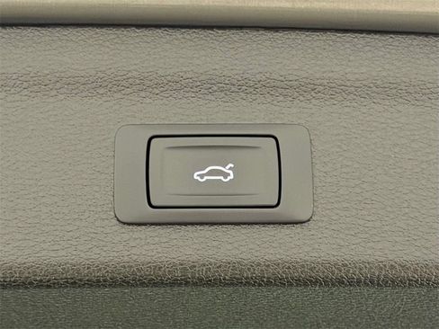 Used 2025 Audi Q3 2.0T Premium image 12