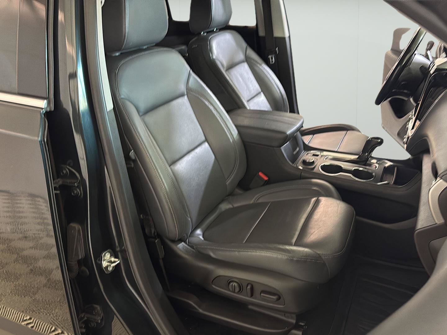 Used 2018 Chevrolet Traverse LT w/ LPO, Floor Liner Package AWD/4WD image 25