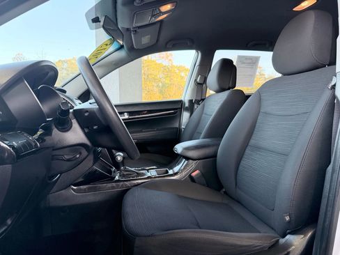 Used 2015 Kia Sorento LX image 9