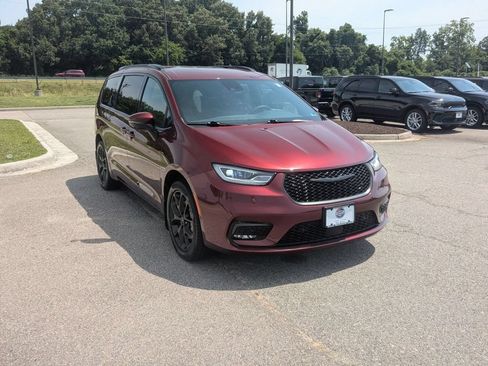 Used 2023 Chrysler Pacifica Touring-L w/ S Appearance Package AWD/4WD image 7