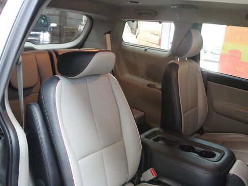 Used 2019 Kia Sedona EX FWD image 9