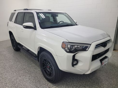Certified 2022 Toyota 4Runner SR5 Premium w/ Moonroof Package AWD/4WD image 3