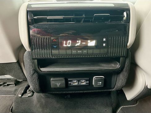Used 2023 Jeep Wagoneer 4WD w/ Premium Group I image 27