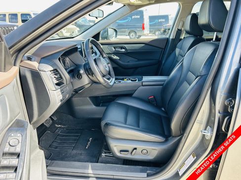 Used 2023 Nissan Rogue SV w/ SV Premium B Package image 3