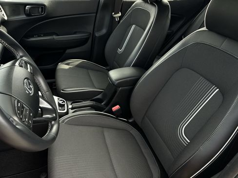 Used 2022 Hyundai Venue Limited image 14