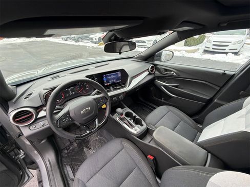 Used 2025 Chevrolet Trax RS w/ Sunroof Package image 20