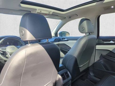 Used 2022 Volkswagen Taos SE w/ Panoramic Sunroof Package FWD image 30