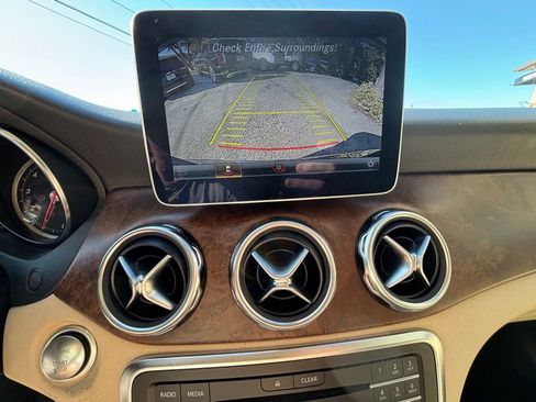 Used 2019 Mercedes-Benz GLA 250 4MATIC w/ Premium Package image 14