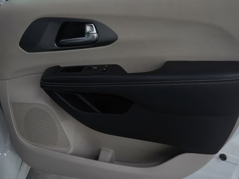 Used 2022 Chrysler Pacifica Touring-L w/ Uconnect Theater Family Group image 9