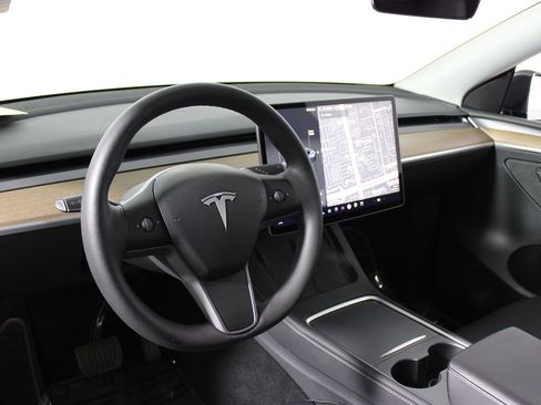 Used 2024 Tesla Model Y 2WD image 7