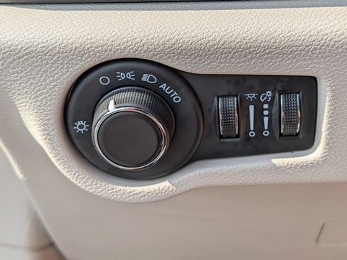 Used 2024 Chrysler Voyager LX FWD image 9