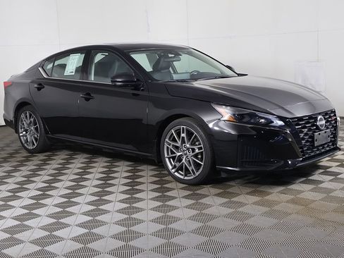 Used 2023 Nissan Altima 2.0 SR FWD image 2