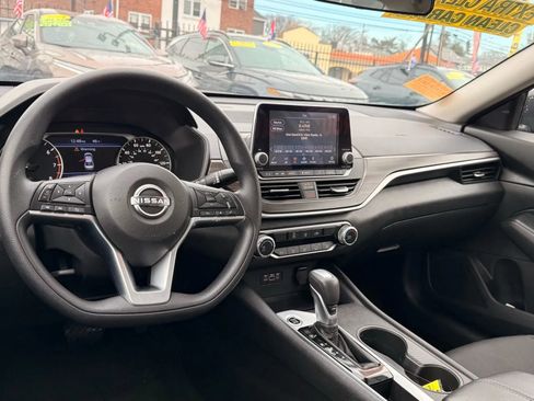 Used 2025 Nissan Altima 2.5 SV image 17