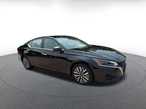 Used 2025 Nissan Altima 2.5 SV FWD image 2