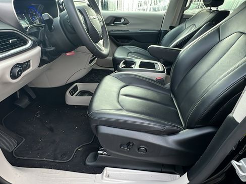 Used 2024 Chrysler Pacifica Touring-L image 16