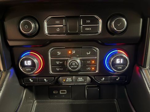 Used 2022 Chevrolet Suburban LT AWD/4WD image 18