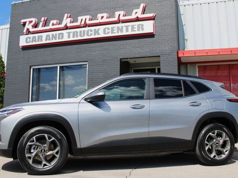 Used 2025 Chevrolet Trax LT w/ LT Convenience Package FWD image 13
