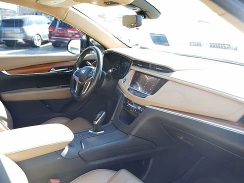 Used 2017 Cadillac XT5 Platinum w/ Driver Assist Package image 7