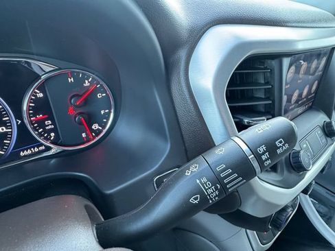 Used 2021 GMC Acadia SLT w/ Technology Package FWD image 12