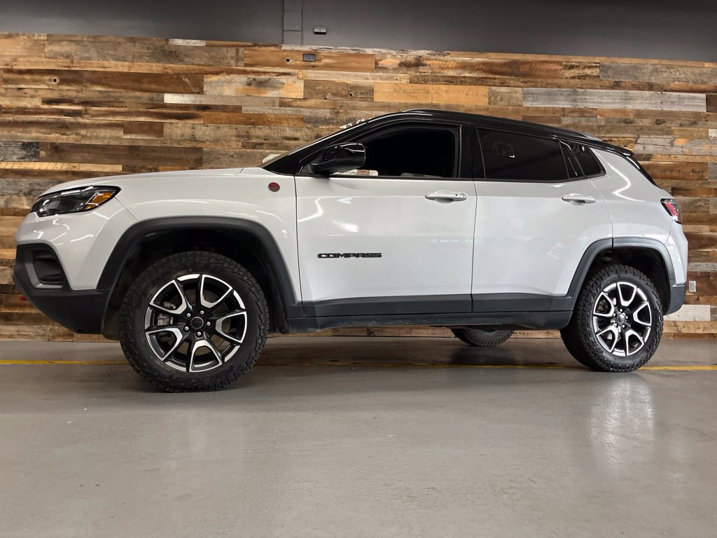 Used 2025 Jeep Compass Trailhawk AWD/4WD image 28