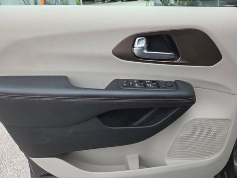 Used 2019 Chrysler Pacifica Touring Plus w/ Advanced Safetytec Group FWD image 26