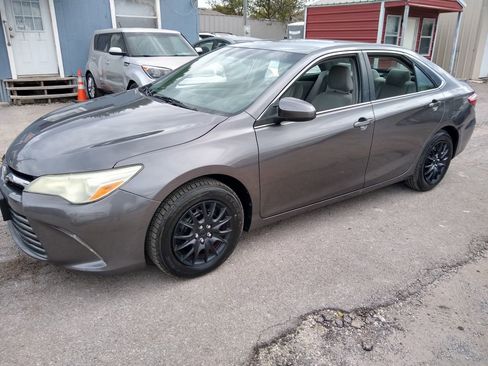 Used 2015 Toyota Camry LE image 1