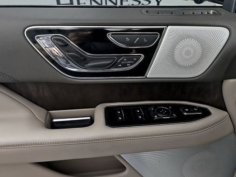 Used 2022 Lincoln Navigator Reserve AWD/4WD image 16