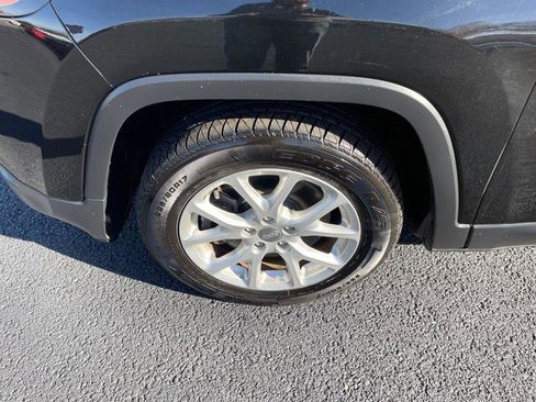 Used 2018 Jeep Cherokee Latitude FWD image 9