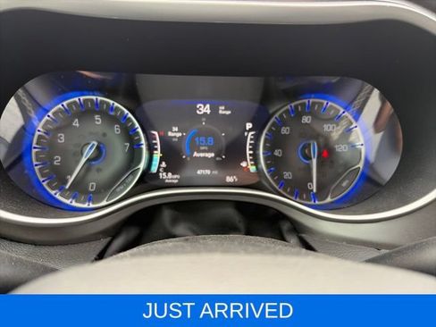 Used 2022 Chrysler Pacifica Touring-L AWD/4WD image 3