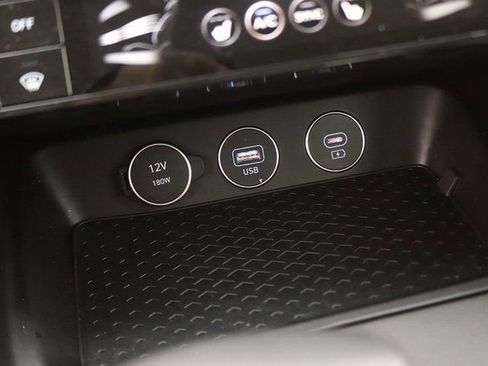 Used 2025 Genesis G70 2.5T image 21