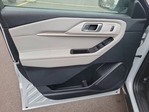 Used 2025 Ford Explorer Active w/ Active Comfort Package image 16