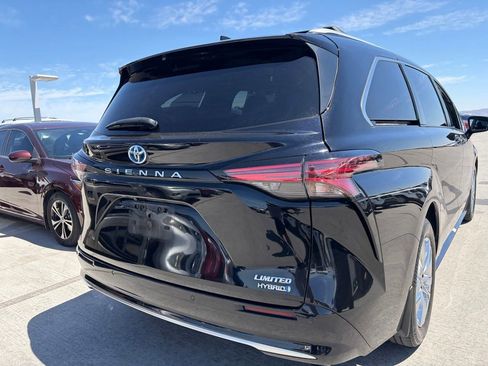 Used 2024 Toyota Sienna Limited FWD image 4