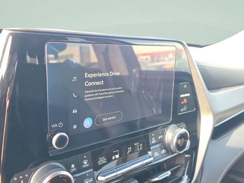 Used 2023 Toyota Highlander XLE FWD image 18