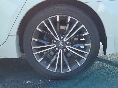 Used 2017 Nissan Maxima Platinum w/ Medallion Package FWD image 10