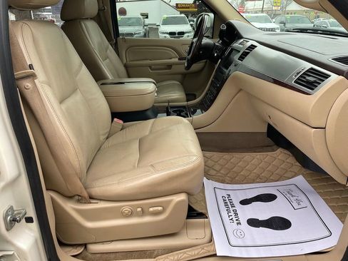 Used 2010 Cadillac Escalade Premium image 18